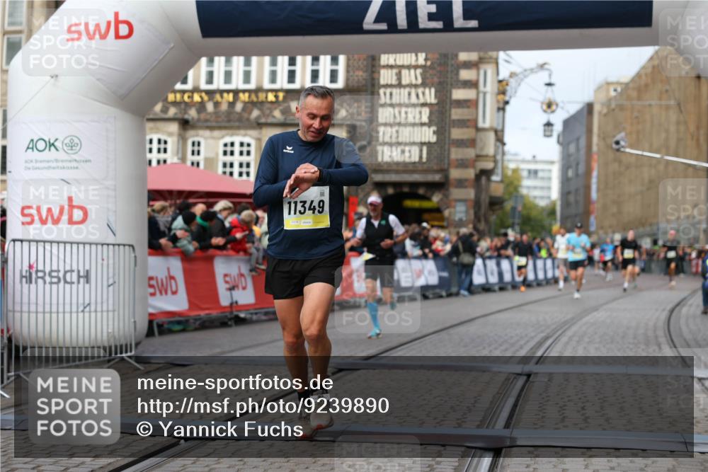 05.10.2025 - 20. swb-Marathon Bremen Yannick Fuchs http://msf.ph/oto/9239890 05.10.2025 10:39:51 Ziel 10753, 11349, 11418 meine-sportfotos.de