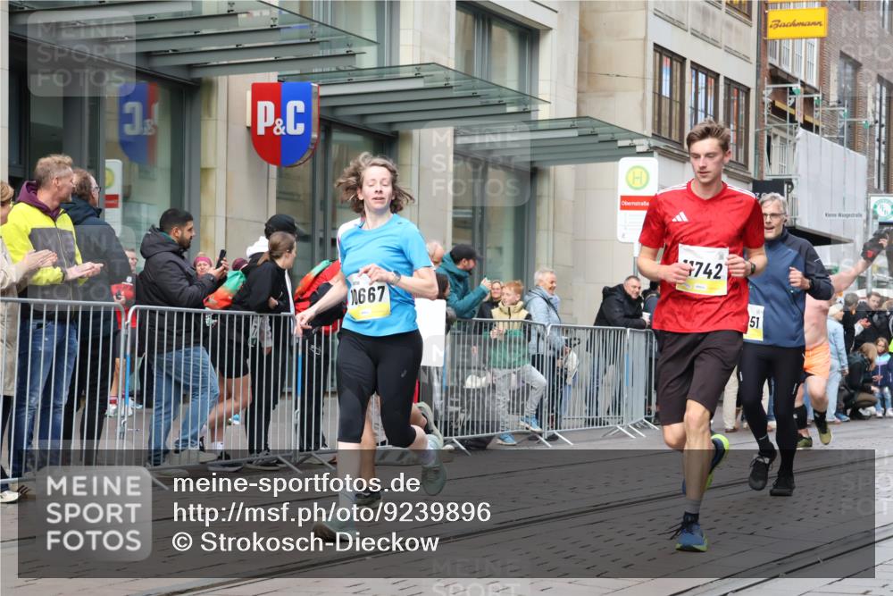 05.10.2025 - 20. swb-Marathon Bremen Strokosch-Dieckow http://msf.ph/oto/9239896 05.10.2025 10:47:11 Ziel 9244, 9339, 9377, 9428, 9670, 9924, 10073, 10319, 10637, 10667, 10676, 10850, 10875, 10947, 10951, 11330, 11409, 11498, 11705, 11708, 11742, 9244, 9339, 9377, 9428, 9670, 9924, 10073, 10319, 10637, 10667, 10676, 10850, 10875, 10947, 10951, 11330, 11409, 11498, 11705, 11708, 11742 meine-sportfotos.de