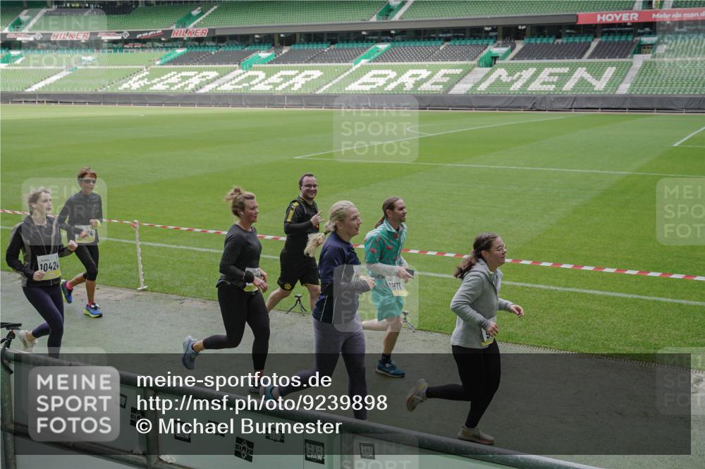05.10.2025 - 20. swb-Marathon Bremen Michael Burmester http://msf.ph/oto/9239898 05.10.2025 10:34:22 Laufen im Stadion 5172, 7101, 7147, 7215, 9266, 9292, 9309, 9314, 9372, 9430, 9472, 9489, 9521, 9529, 9547, 9585, 9591, 9669, 9714, 9719, 9720, 9783, 9797, 9811, 9820, 9844, 9872, 9881, 9882, 9902, 9932, 9943, 9947, 10003, 10005, 10009, 10015, 10024, 10028, 10069, 10088, 10107, 10111, 10116, 10178, 10180, 10191, 10195, 10196, 10200, 10231, 10261, 10285, 10287, 10302, 10307, 10329, 10341, 10397, 10398, 10408, 10424, 10466, 10527, 10546, 10590, 10641, 10645, 10648, 10758, 7077 meine-sportfotos.de
