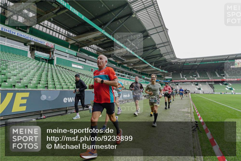 05.10.2025 - 20. swb-Marathon Bremen Michael Burmester http://msf.ph/oto/9239899 05.10.2025 13:04:37 Laufen im Stadion 100, 360, 414, 421, 470, 490, 607, 712, 898, 1012, 1019, 1061, 1080, 1084, 1132, 1413, 1468, 1478, 1695, 1746, 1765, 1834, 1852, 1914, 1997, 2009, 2086, 2333, 2399, 2536, 2617, 2664, 2802, 2901, 2989, 3072, 3216, 3346, 3413, 3433, 3483, 3485, 3561, 3658, 3901, 4001, 4005, 4187, 4241, 4243, 4244, 4335, 4501, 4524, 4627, 4634, 4637, 4638, 4671, 4757, 4793, 4803, 4838, 4840, 4858, 4928, 5082, 5137, 5212, 5247, 5286, 5295, 5343, 5446, 5464, 5832, 5969, 6011, 6287, 1336 meine-sportfotos.de
