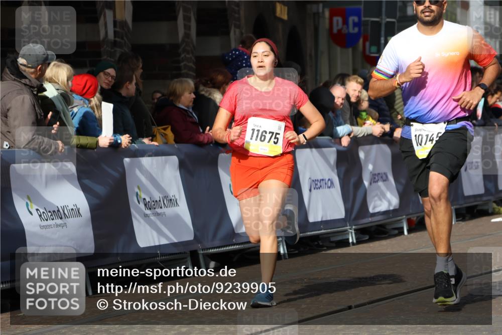 05.10.2025 - 20. swb-Marathon Bremen Strokosch-Dieckow http://msf.ph/oto/9239905 05.10.2025 10:56:49 Ziel 9188, 9669, 10105, 10145, 10397, 10845, 10924, 11274, 11426, 11675, 11734 meine-sportfotos.de