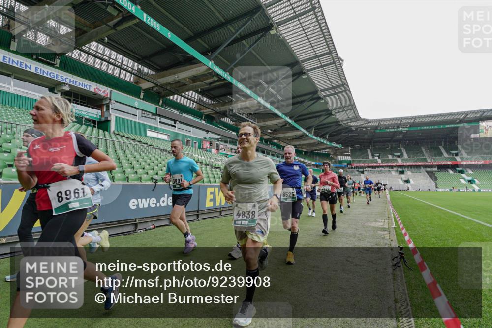 05.10.2025 - 20. swb-Marathon Bremen Michael Burmester http://msf.ph/oto/9239908 05.10.2025 13:04:37 Laufen im Stadion 100, 360, 414, 421, 470, 490, 607, 712, 898, 1012, 1019, 1061, 1080, 1084, 1132, 1413, 1468, 1478, 1695, 1746, 1765, 1834, 1852, 1914, 1997, 2009, 2086, 2333, 2399, 2536, 2617, 2664, 2802, 2901, 2989, 3072, 3216, 3346, 3413, 3433, 3483, 3485, 3561, 3658, 3901, 4001, 4005, 4187, 4241, 4243, 4244, 4335, 4501, 4524, 4627, 4634, 4637, 4638, 4671, 4757, 4793, 4803, 4838, 4840, 4858, 4928, 5082, 5137, 5212, 5247, 5286, 5295, 5343, 5446, 5464, 5832, 5969, 6011, 6287, 1336 meine-sportfotos.de