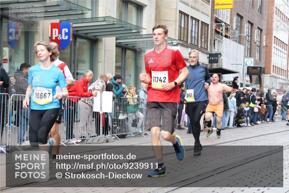 05.10.2025 - 20. swb-Marathon Bremen Strokosch-Dieckow http://msf.ph/oto/9239911 05.10.2025 10:47:11 Ziel 9244, 9339, 9377, 9428, 9670, 9924, 10073, 10319, 10637, 10667, 10676, 10850, 10875, 10947, 10951, 11330, 11409, 11498, 11705, 11708, 11742, 9244, 9339, 9377, 9428, 9670, 9924, 10073, 10319, 10637, 10667, 10676, 10850, 10875, 10947, 10951, 11330, 11409, 11498, 11705, 11708, 11742 meine-sportfotos.de