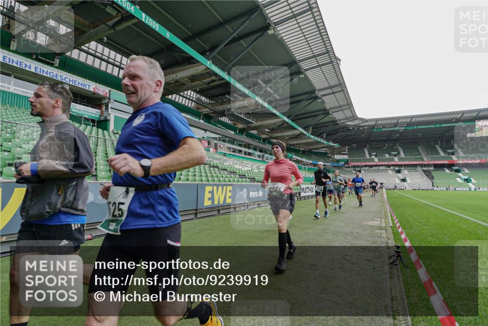05.10.2025 - 20. swb-Marathon Bremen Michael Burmester http://msf.ph/oto/9239919 05.10.2025 13:04:38 Laufen im Stadion 100, 360, 421, 470, 490, 607, 712, 1012, 1019, 1061, 1080, 1084, 1132, 1413, 1468, 1478, 1695, 1746, 1765, 1834, 1852, 1914, 1997, 2009, 2086, 2333, 2399, 2536, 2584, 2617, 2664, 2802, 2901, 2989, 3072, 3216, 3346, 3413, 3433, 3483, 3485, 3561, 3658, 3901, 4001, 4005, 4187, 4241, 4243, 4244, 4335, 4501, 4524, 4627, 4634, 4637, 4638, 4671, 4757, 4793, 4803, 4838, 4840, 4858, 4928, 5082, 5137, 5212, 5247, 5286, 5295, 5343, 5446, 5464, 5832, 5969, 6011, 6287, 1336 meine-sportfotos.de