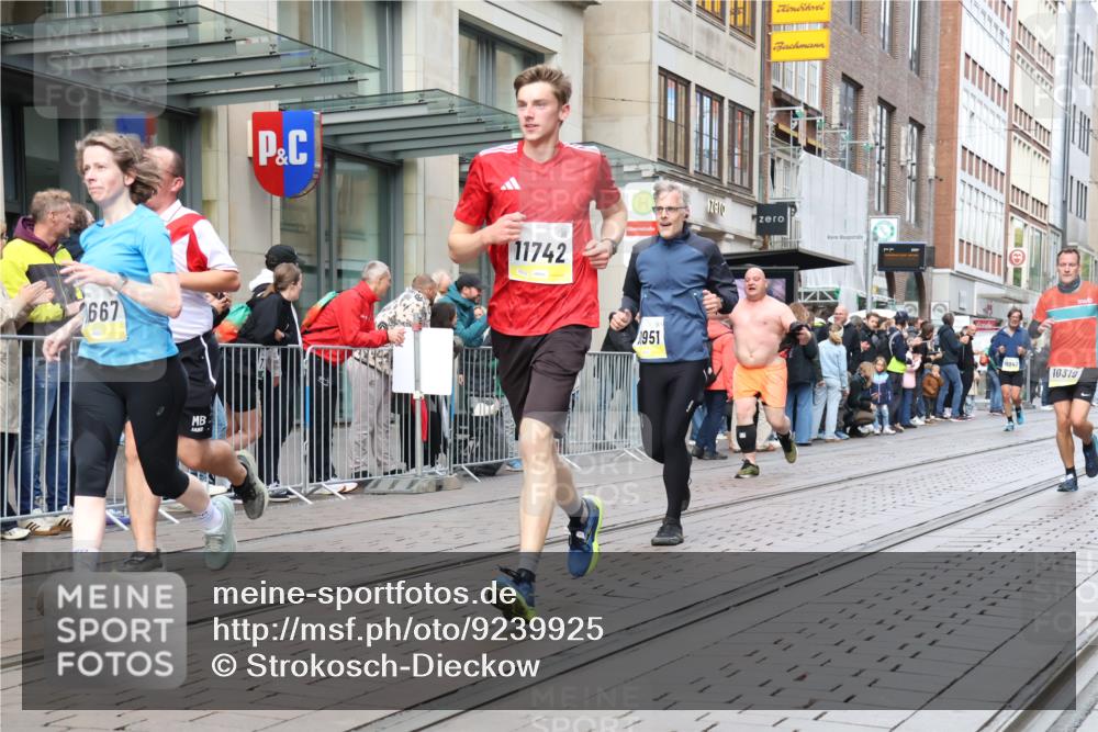 05.10.2025 - 20. swb-Marathon Bremen Strokosch-Dieckow http://msf.ph/oto/9239925 05.10.2025 10:47:12 Ziel 9244, 9339, 9377, 9428, 9670, 9924, 10062, 10073, 10319, 10637, 10667, 10676, 10850, 10875, 10947, 10951, 11244, 11330, 11409, 11498, 11705, 11708, 11742, 9244, 9339, 9377, 9428, 9670, 9924, 10062, 10073, 10319, 10637, 10667, 10676, 10850, 10875, 10947, 10951, 11244, 11330, 11409, 11498, 11705, 11708, 11742 meine-sportfotos.de