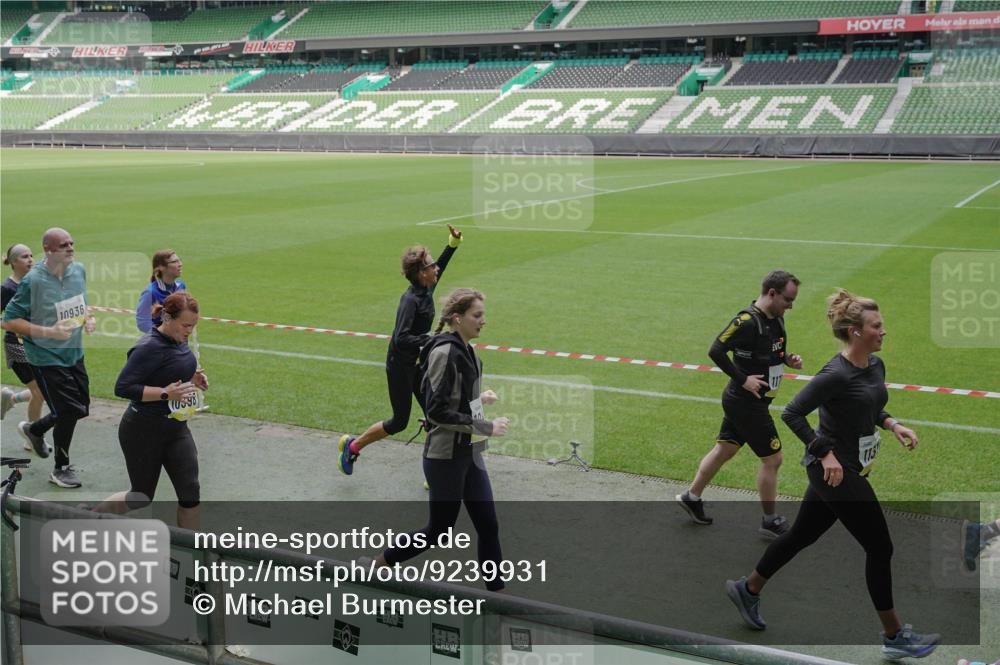 05.10.2025 - 20. swb-Marathon Bremen Michael Burmester http://msf.ph/oto/9239931 05.10.2025 10:34:23 Laufen im Stadion 5172, 7101, 7147, 7215, 9266, 9292, 9309, 9314, 9372, 9430, 9472, 9489, 9521, 9529, 9547, 9585, 9591, 9669, 9714, 9719, 9720, 9783, 9797, 9811, 9820, 9844, 9872, 9881, 9882, 9902, 9932, 9943, 9947, 10003, 10005, 10009, 10015, 10024, 10028, 10069, 10088, 10107, 10111, 10116, 10178, 10180, 10191, 10195, 10196, 10200, 10231, 10261, 10285, 10287, 10302, 10307, 10329, 10341, 10397, 10398, 10408, 10424, 10466, 10527, 10546, 10590, 10641, 10645, 10648, 10758 meine-sportfotos.de