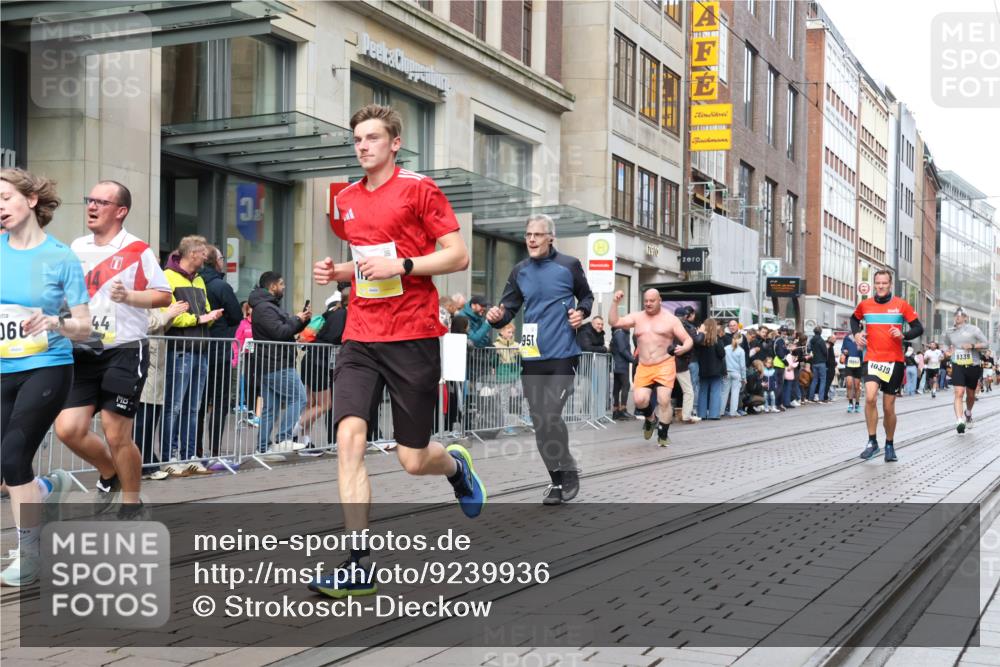 05.10.2025 - 20. swb-Marathon Bremen Strokosch-Dieckow http://msf.ph/oto/9239936 05.10.2025 10:47:12 Ziel 9244, 9339, 9377, 9428, 9670, 9924, 10062, 10073, 10319, 10637, 10667, 10676, 10850, 10875, 10947, 10951, 11244, 11330, 11409, 11498, 11705, 11708, 11742, 9244, 9339, 9377, 9428, 9670, 9924, 10062, 10073, 10319, 10637, 10667, 10676, 10850, 10875, 10947, 10951, 11244, 11330, 11409, 11498, 11705, 11708, 11742 meine-sportfotos.de