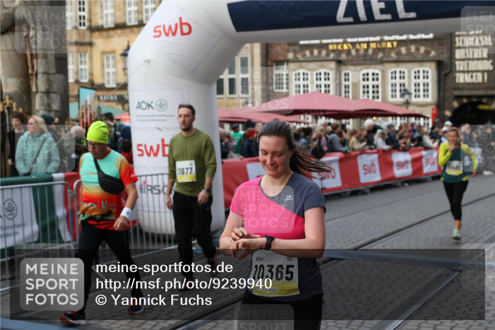05.10.2025 - 20. swb-Marathon Bremen Yannick Fuchs http://msf.ph/oto/9239940 05.10.2025 11:08:09 Ziel 8123, 9212, 9557, 10135, 10365, 10366, 10706, 10782, 10783, 11490, 11677 meine-sportfotos.de
