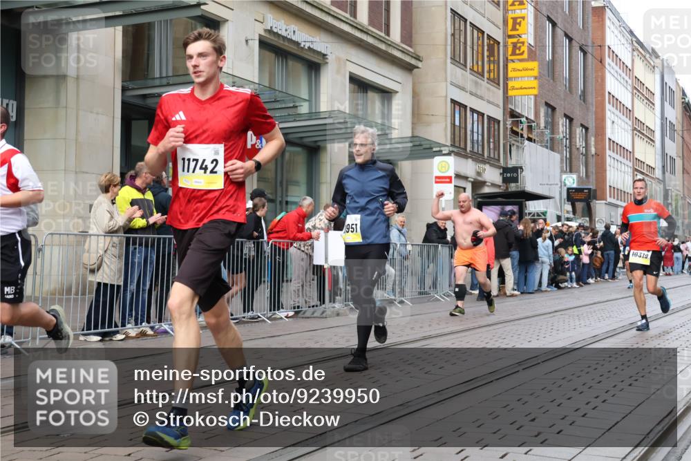 05.10.2025 - 20. swb-Marathon Bremen Strokosch-Dieckow http://msf.ph/oto/9239950 05.10.2025 10:47:12 Ziel 9244, 9339, 9377, 9428, 9670, 9924, 10062, 10073, 10319, 10637, 10667, 10676, 10850, 10875, 10947, 10951, 11244, 11330, 11409, 11498, 11705, 11708, 11742, 9244, 9339, 9377, 9428, 9670, 9924, 10062, 10073, 10319, 10637, 10667, 10676, 10850, 10875, 10947, 10951, 11244, 11330, 11409, 11498, 11705, 11708, 11742 meine-sportfotos.de