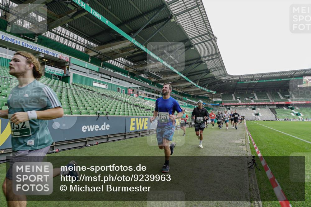 05.10.2025 - 20. swb-Marathon Bremen Michael Burmester http://msf.ph/oto/9239963 05.10.2025 13:04:42 Laufen im Stadion 100, 360, 421, 470, 490, 607, 712, 1012, 1061, 1080, 1084, 1132, 1413, 1468, 1478, 1746, 1765, 1834, 1852, 1914, 1997, 2009, 2086, 2333, 2399, 2536, 2584, 2617, 2664, 2802, 2901, 2989, 3008, 3216, 3346, 3413, 3433, 3445, 3483, 3561, 3658, 3901, 4001, 4005, 4187, 4241, 4243, 4244, 4335, 4501, 4524, 4627, 4634, 4637, 4638, 4671, 4757, 4793, 4803, 4838, 4840, 4858, 4928, 5082, 5212, 5247, 5286, 5295, 5343, 5446, 5464, 5614, 5832, 5969, 6011, 6287, 1336 meine-sportfotos.de