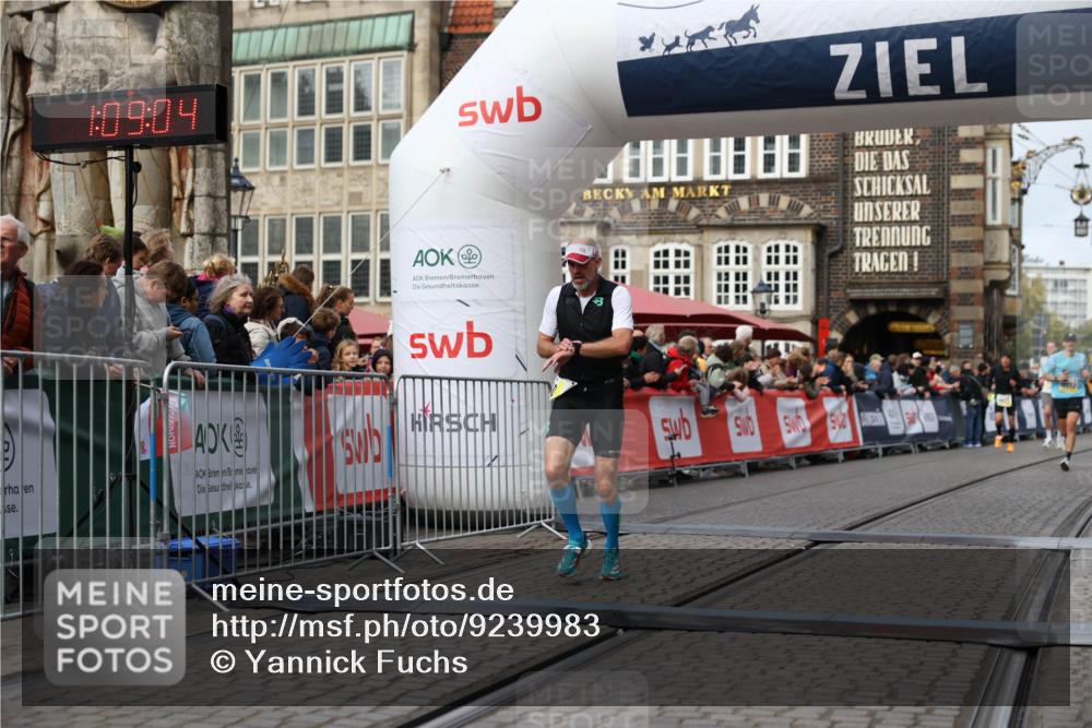 05.10.2025 - 20. swb-Marathon Bremen Yannick Fuchs http://msf.ph/oto/9239983 05.10.2025 10:39:53 Ziel 10052, 10171, 10753, 11349 meine-sportfotos.de