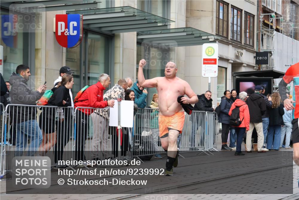 05.10.2025 - 20. swb-Marathon Bremen Strokosch-Dieckow http://msf.ph/oto/9239992 05.10.2025 10:47:13 Ziel 9244, 9339, 9377, 9428, 9670, 9924, 10062, 10073, 10319, 10637, 10667, 10676, 10850, 10875, 10947, 10951, 11244, 11330, 11409, 11498, 11705, 11708, 11742, 9244, 9339, 9377, 9428, 9670, 9924, 10062, 10073, 10319, 10637, 10667, 10676, 10850, 10875, 10947, 10951, 11244, 11330, 11409, 11498, 11705, 11708, 11742 meine-sportfotos.de