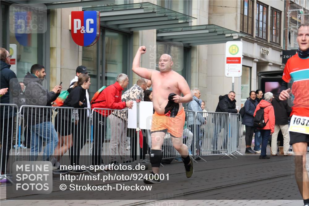 05.10.2025 - 20. swb-Marathon Bremen Strokosch-Dieckow http://msf.ph/oto/9240001 05.10.2025 10:47:14 Ziel 9244, 9339, 9377, 9428, 9924, 10062, 10073, 10319, 10382, 10601, 10637, 10667, 10676, 10850, 10875, 10947, 10951, 11244, 11330, 11409, 11498, 11705, 11708, 11742, 9244, 9339, 9377, 9428, 9924, 10062, 10073, 10319, 10382, 10601, 10637, 10667, 10676, 10850, 10875, 10947, 10951, 11244, 11330, 11409, 11498, 11705, 11708, 11742 meine-sportfotos.de