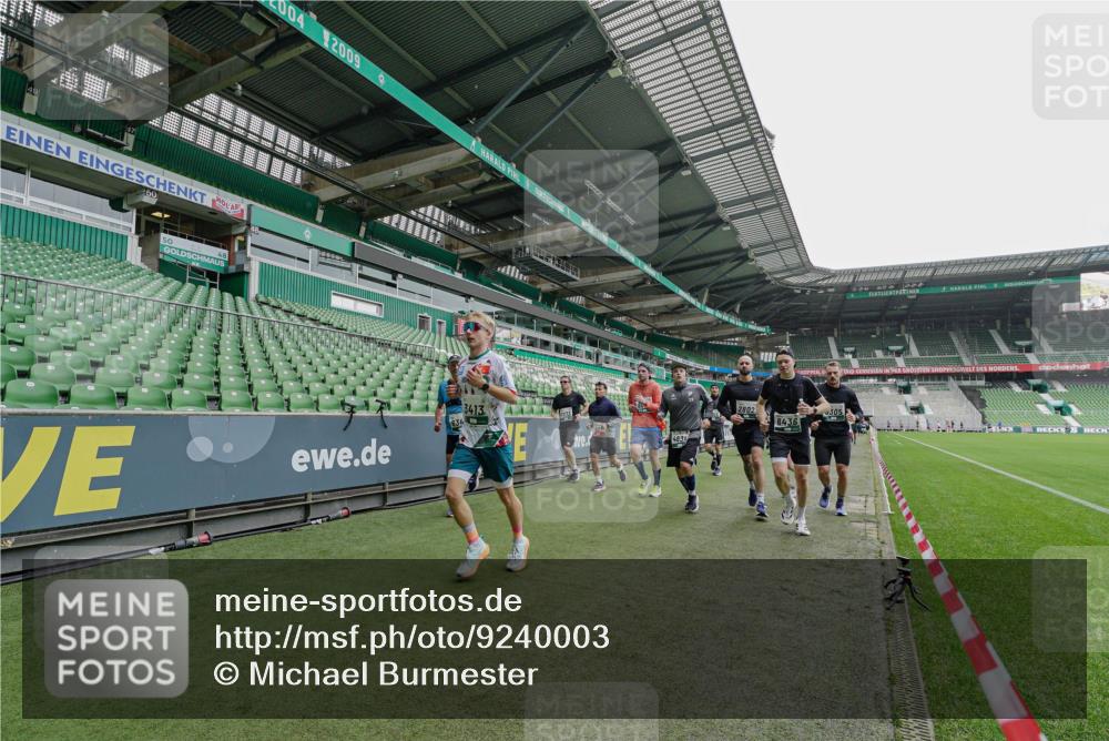 05.10.2025 - 20. swb-Marathon Bremen Michael Burmester http://msf.ph/oto/9240003 05.10.2025 13:04:46 Laufen im Stadion 100, 190, 199, 406, 421, 470, 490, 607, 712, 858, 1012, 1061, 1080, 1084, 1132, 1404, 1455, 1468, 1478, 1480, 1746, 1765, 1834, 1852, 1914, 1997, 2009, 2086, 2333, 2399, 2536, 2584, 2617, 2664, 2802, 2901, 2989, 3008, 3216, 3346, 3413, 3433, 3445, 3483, 3561, 3658, 3901, 4001, 4005, 4187, 4241, 4243, 4244, 4501, 4524, 4627, 4634, 4637, 4638, 4671, 4757, 4803, 4838, 4840, 4855, 4858, 4928, 5082, 5212, 5247, 5286, 5295, 5446, 5464, 5614, 5832, 5969, 6287 meine-sportfotos.de