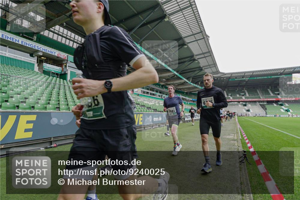 05.10.2025 - 20. swb-Marathon Bremen Michael Burmester http://msf.ph/oto/9240025 05.10.2025 13:04:47 Laufen im Stadion 100, 190, 199, 406, 421, 470, 490, 607, 712, 858, 1012, 1061, 1080, 1084, 1132, 1404, 1455, 1468, 1478, 1480, 1746, 1765, 1834, 1852, 1914, 1997, 2009, 2086, 2333, 2399, 2536, 2584, 2617, 2664, 2802, 2901, 2989, 3008, 3216, 3346, 3378, 3413, 3433, 3445, 3483, 3561, 3658, 3901, 4001, 4187, 4241, 4243, 4244, 4376, 4501, 4524, 4627, 4634, 4637, 4638, 4671, 4757, 4803, 4838, 4840, 4855, 4858, 4928, 5082, 5212, 5247, 5286, 5295, 5446, 5464, 5614, 5832, 5969, 6287 meine-sportfotos.de