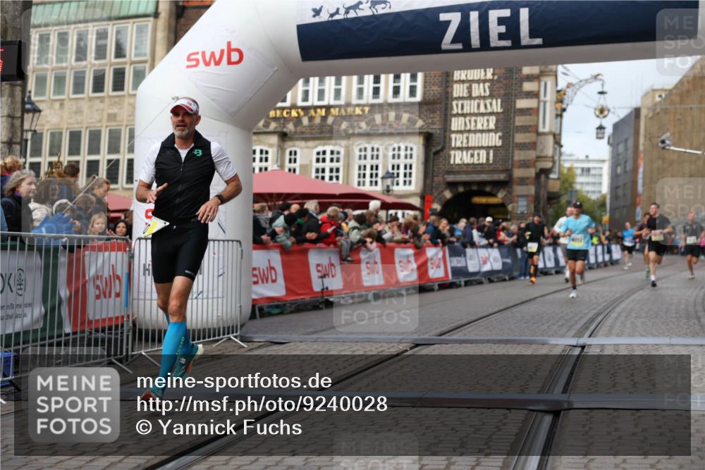 05.10.2025 - 20. swb-Marathon Bremen Yannick Fuchs http://msf.ph/oto/9240028 05.10.2025 10:39:54 Ziel 9922, 10052, 10171, 10175, 10176, 10753, 11349 meine-sportfotos.de