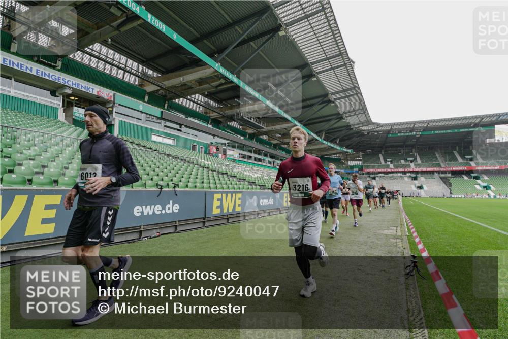 05.10.2025 - 20. swb-Marathon Bremen Michael Burmester http://msf.ph/oto/9240047 05.10.2025 13:04:49 Laufen im Stadion 100, 190, 199, 406, 421, 470, 490, 607, 712, 858, 924, 1012, 1061, 1080, 1132, 1404, 1455, 1478, 1480, 1746, 1765, 1834, 1852, 1914, 1997, 2009, 2086, 2333, 2399, 2536, 2584, 2604, 2617, 2664, 2802, 2901, 2989, 3008, 3049, 3216, 3346, 3378, 3380, 3413, 3433, 3445, 3483, 3561, 3658, 3901, 4001, 4187, 4241, 4243, 4244, 4376, 4501, 4627, 4634, 4671, 4757, 4803, 4838, 4840, 4855, 4858, 4928, 5082, 5247, 5286, 5295, 5446, 5464, 5614, 5832, 5904, 5969, 6287 meine-sportfotos.de