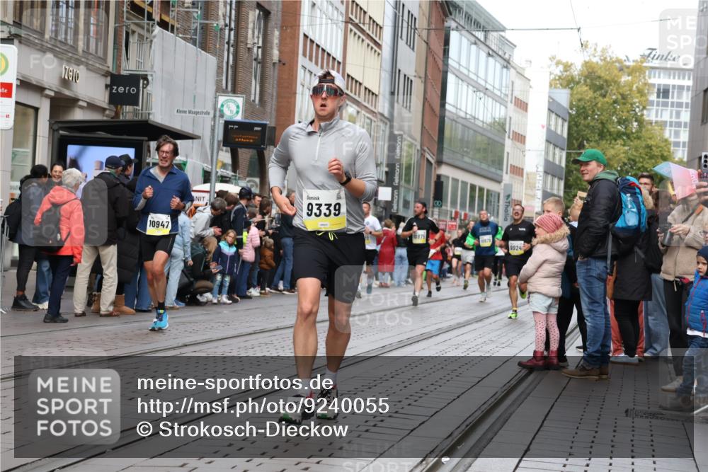 05.10.2025 - 20. swb-Marathon Bremen Strokosch-Dieckow http://msf.ph/oto/9240055 05.10.2025 10:47:16 Ziel 9244, 9339, 9377, 9428, 9924, 10062, 10073, 10319, 10382, 10601, 10637, 10667, 10676, 10850, 10875, 10947, 10951, 11244, 11330, 11409, 11498, 11705, 11708, 11742, 9244, 9339, 9377, 9428, 9924, 10062, 10073, 10319, 10382, 10601, 10637, 10667, 10676, 10850, 10875, 10947, 10951, 11244, 11330, 11409, 11498, 11705, 11708, 11742 meine-sportfotos.de