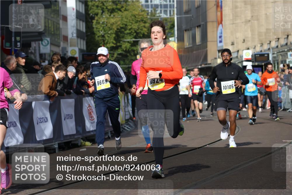 05.10.2025 - 20. swb-Marathon Bremen Strokosch-Dieckow http://msf.ph/oto/9240063 05.10.2025 10:56:53 Ziel 9451, 9669, 10105, 10145, 10397, 10867, 10924, 11168, 11274 meine-sportfotos.de