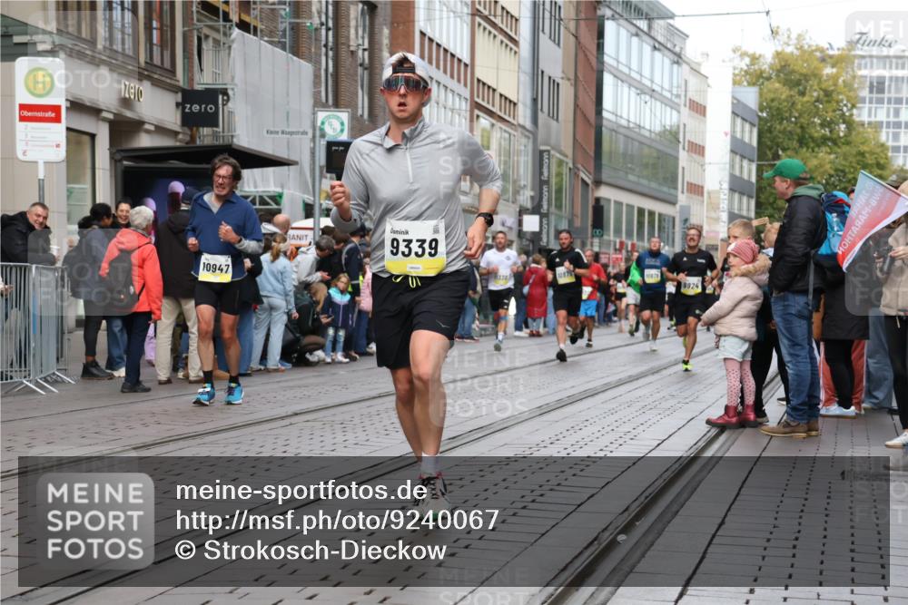 05.10.2025 - 20. swb-Marathon Bremen Strokosch-Dieckow http://msf.ph/oto/9240067 05.10.2025 10:47:16 Ziel 9244, 9339, 9377, 9428, 9924, 10062, 10073, 10319, 10382, 10601, 10637, 10667, 10676, 10850, 10875, 10947, 10951, 11244, 11330, 11409, 11498, 11705, 11708, 11742, 9244, 9339, 9377, 9428, 9924, 10062, 10073, 10319, 10382, 10601, 10637, 10667, 10676, 10850, 10875, 10947, 10951, 11244, 11330, 11409, 11498, 11705, 11708, 11742 meine-sportfotos.de