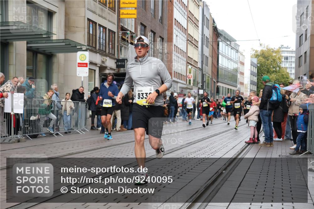 05.10.2025 - 20. swb-Marathon Bremen Strokosch-Dieckow http://msf.ph/oto/9240095 05.10.2025 10:47:17 Ziel 9244, 9339, 9377, 9924, 10062, 10073, 10319, 10382, 10601, 10637, 10667, 10676, 10850, 10875, 10929, 10947, 10951, 11244, 11330, 11409, 11498, 11708, 11742, 9244, 9339, 9377, 9924, 10062, 10073, 10319, 10382, 10601, 10637, 10667, 10676, 10850, 10875, 10929, 10947, 10951, 11244, 11330, 11409, 11498, 11708, 11742 meine-sportfotos.de