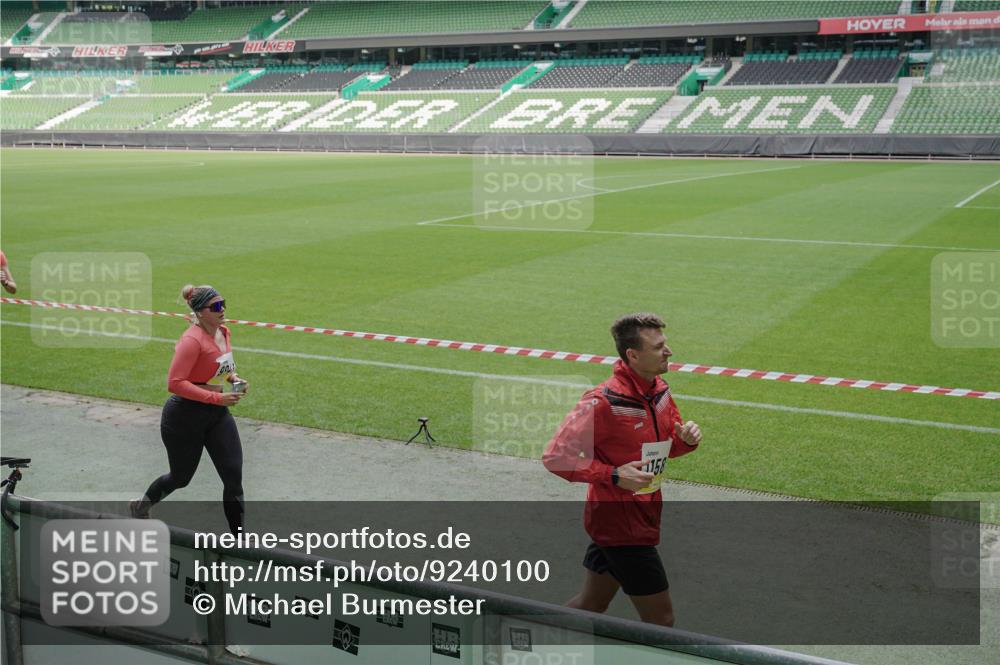 05.10.2025 - 20. swb-Marathon Bremen Michael Burmester http://msf.ph/oto/9240100 05.10.2025 10:34:28 Laufen im Stadion 5172, 7101, 7147, 7215, 9266, 9292, 9309, 9314, 9372, 9430, 9472, 9489, 9521, 9529, 9547, 9585, 9591, 9669, 9714, 9719, 9720, 9766, 9783, 9797, 9820, 9844, 9847, 9872, 9881, 9882, 9902, 9932, 9943, 9947, 9952, 9981, 10003, 10005, 10009, 10015, 10024, 10028, 10069, 10080, 10088, 10107, 10111, 10116, 10178, 10191, 10195, 10196, 10200, 10231, 10260, 10261, 10285, 10287, 10302, 10329, 10341, 10397, 10398, 10408, 10424, 10466, 10527, 10590, 10641, 10645, 10648, 10653 meine-sportfotos.de