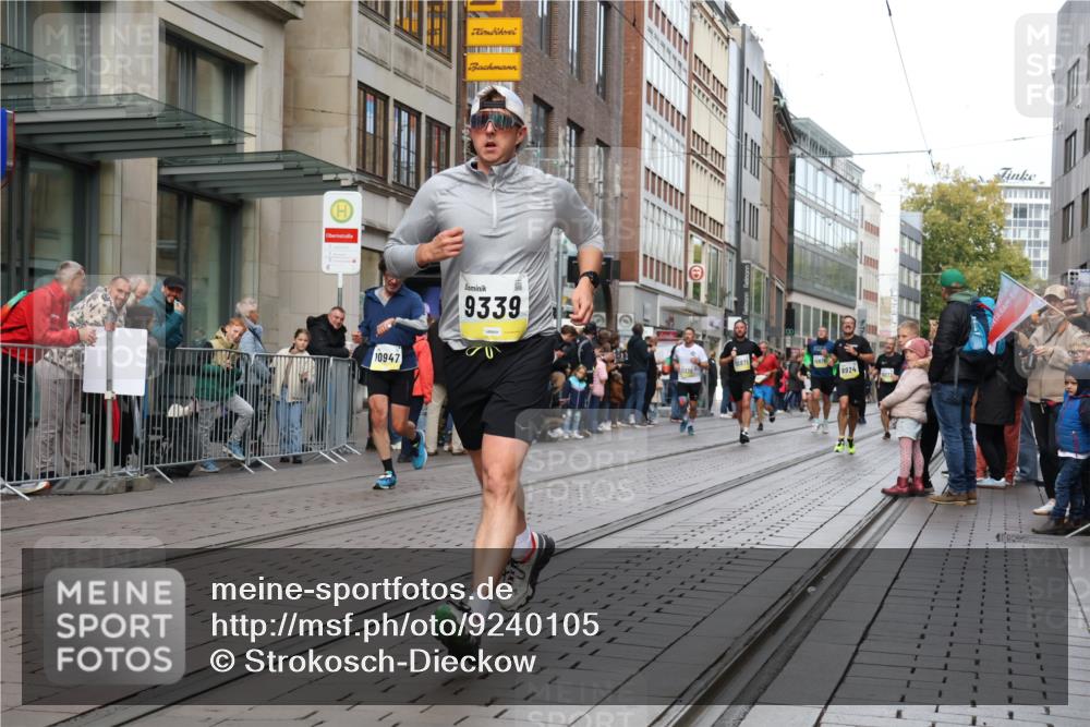 05.10.2025 - 20. swb-Marathon Bremen Strokosch-Dieckow http://msf.ph/oto/9240105 05.10.2025 10:47:17 Ziel 9244, 9339, 9377, 9924, 10062, 10073, 10319, 10382, 10601, 10637, 10667, 10676, 10850, 10875, 10929, 10947, 10951, 11244, 11330, 11409, 11498, 11708, 11742, 9244, 9339, 9377, 9924, 10062, 10073, 10319, 10382, 10601, 10637, 10667, 10676, 10850, 10875, 10929, 10947, 10951, 11244, 11330, 11409, 11498, 11708, 11742 meine-sportfotos.de
