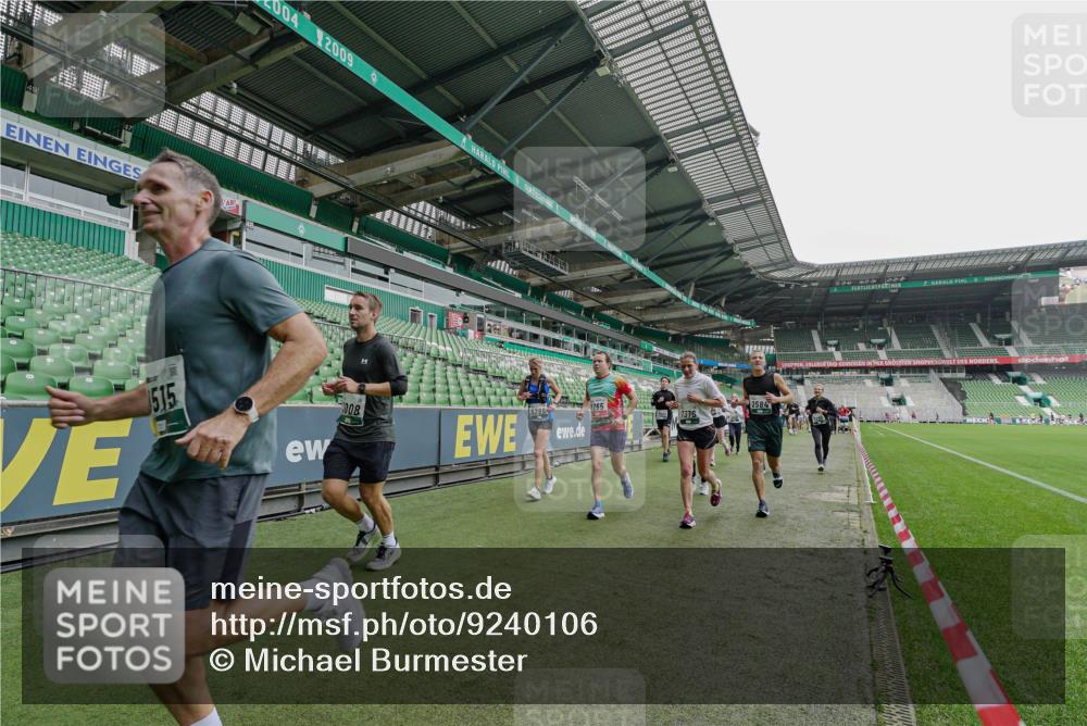 05.10.2025 - 20. swb-Marathon Bremen Michael Burmester http://msf.ph/oto/9240106 05.10.2025 13:04:54 Laufen im Stadion 100, 190, 199, 406, 421, 470, 490, 607, 678, 712, 858, 924, 1012, 1061, 1080, 1132, 1404, 1455, 1478, 1480, 1545, 1746, 1765, 1834, 1852, 1990, 1997, 2009, 2086, 2190, 2333, 2399, 2536, 2584, 2604, 2617, 2664, 2802, 2901, 2989, 3008, 3049, 3216, 3346, 3378, 3380, 3413, 3433, 3445, 3483, 3561, 3658, 3799, 3901, 4001, 4055, 4187, 4241, 4243, 4244, 4376, 4501, 4627, 4634, 4671, 4757, 4803, 4838, 4855, 4858, 4928, 5082, 5247, 5286, 5295, 5446, 5464, 5614, 5832, 5904 meine-sportfotos.de