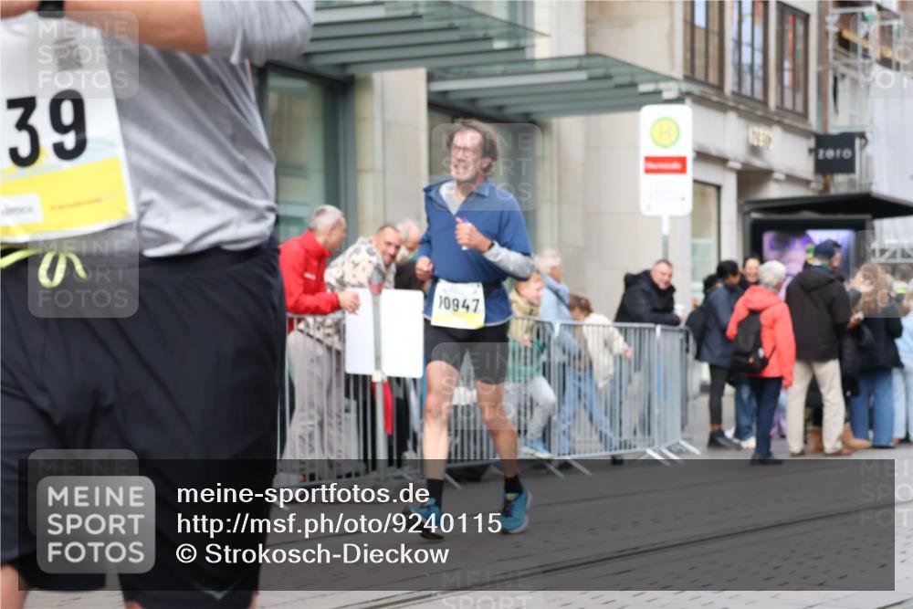 05.10.2025 - 20. swb-Marathon Bremen Strokosch-Dieckow http://msf.ph/oto/9240115 05.10.2025 10:47:18 Ziel 9244, 9339, 9377, 9924, 10062, 10073, 10319, 10382, 10601, 10667, 10676, 10850, 10875, 10929, 10947, 10951, 11244, 11330, 11409, 11498, 11708, 11742, 9244, 9339, 9377, 9924, 10062, 10073, 10319, 10382, 10601, 10667, 10676, 10850, 10875, 10929, 10947, 10951, 11244, 11330, 11409, 11498, 11708, 11742 meine-sportfotos.de