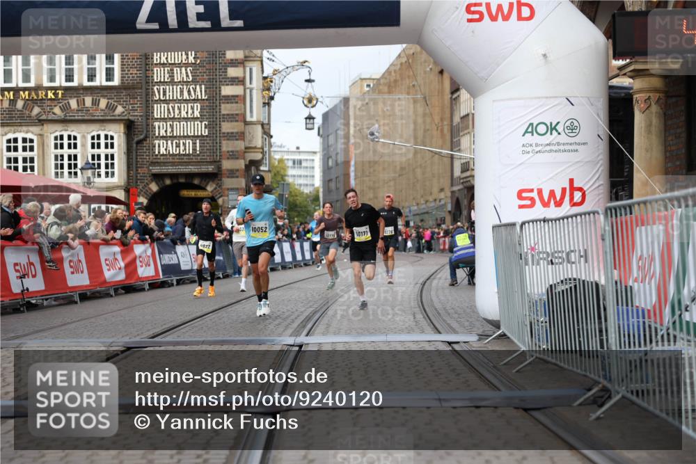 05.10.2025 - 20. swb-Marathon Bremen Yannick Fuchs http://msf.ph/oto/9240120 05.10.2025 10:39:55 Ziel 9922, 10052, 10171, 10175, 10176, 10753, 11335, 11349 meine-sportfotos.de