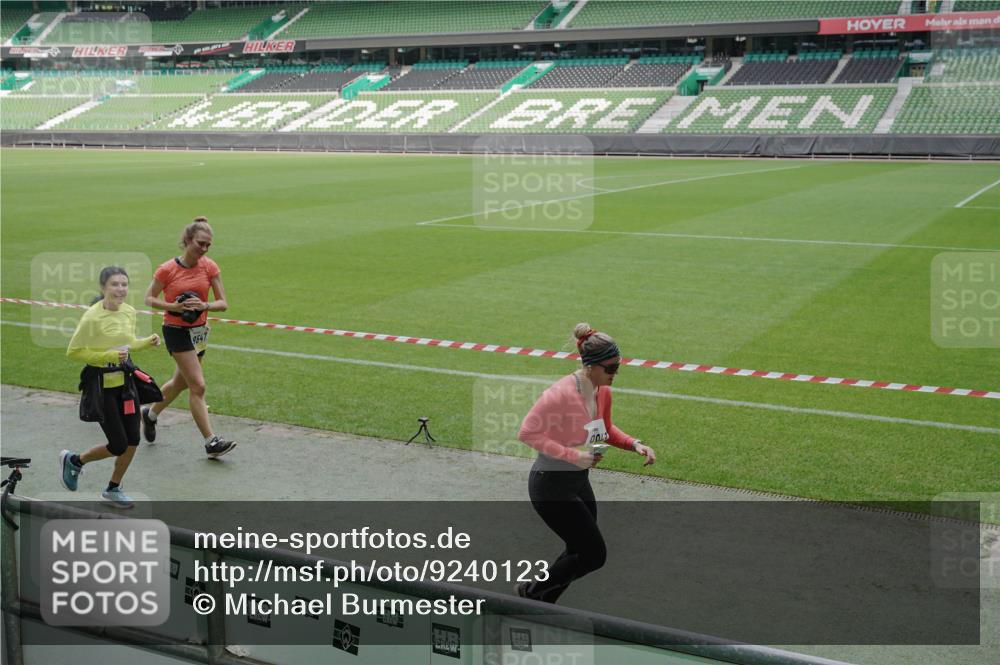 05.10.2025 - 20. swb-Marathon Bremen Michael Burmester http://msf.ph/oto/9240123 05.10.2025 10:34:29 Laufen im Stadion 7101, 7147, 7215, 9266, 9292, 9309, 9314, 9372, 9430, 9472, 9489, 9521, 9529, 9547, 9585, 9591, 9669, 9672, 9714, 9719, 9720, 9766, 9783, 9797, 9820, 9844, 9847, 9872, 9881, 9882, 9902, 9932, 9943, 9947, 9952, 9981, 10003, 10005, 10009, 10015, 10024, 10028, 10069, 10080, 10088, 10107, 10111, 10116, 10178, 10191, 10195, 10196, 10200, 10231, 10260, 10261, 10285, 10287, 10302, 10329, 10341, 10397, 10398, 10408, 10424, 10466, 10527, 10590, 10641, 10645, 10648, 10653 meine-sportfotos.de