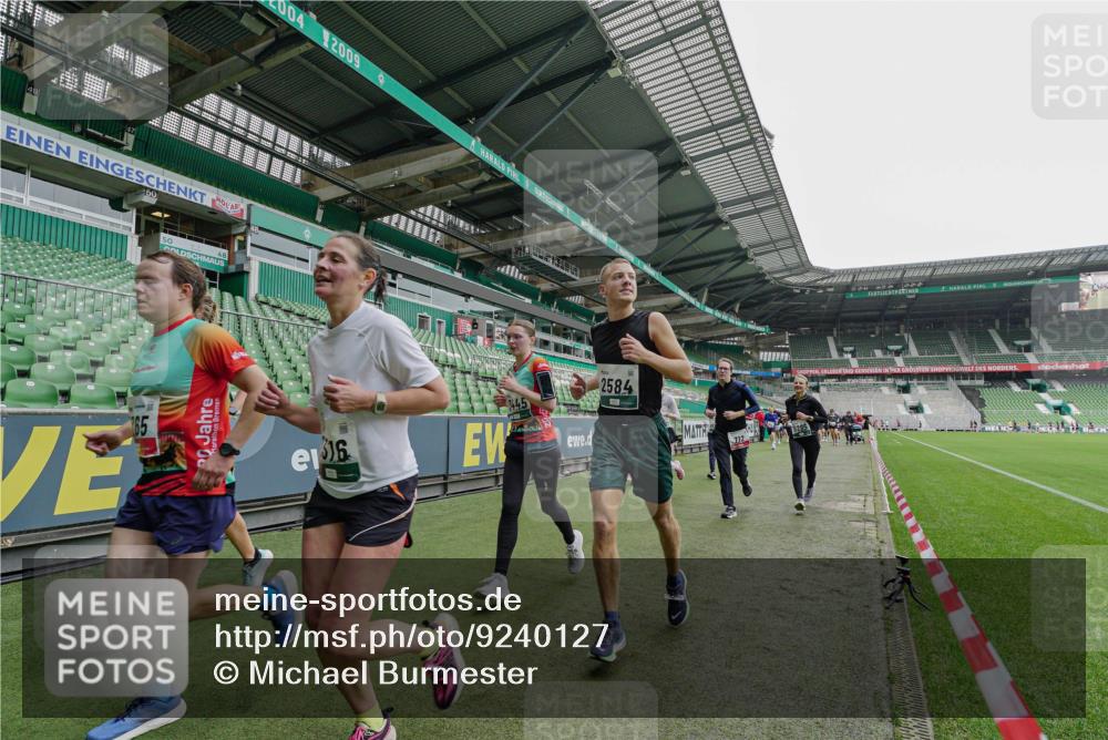 05.10.2025 - 20. swb-Marathon Bremen Michael Burmester http://msf.ph/oto/9240127 05.10.2025 13:04:56 Laufen im Stadion 100, 190, 199, 406, 421, 470, 490, 607, 678, 712, 858, 924, 1012, 1061, 1080, 1132, 1404, 1455, 1478, 1480, 1545, 1746, 1765, 1834, 1867, 1990, 1997, 2009, 2086, 2190, 2333, 2399, 2536, 2584, 2604, 2617, 2664, 2802, 2901, 2935, 2989, 3008, 3049, 3216, 3346, 3378, 3380, 3413, 3433, 3445, 3483, 3561, 3658, 3799, 3901, 4001, 4055, 4187, 4207, 4241, 4243, 4244, 4376, 4501, 4627, 4634, 4671, 4757, 4803, 4838, 4855, 4858, 4928, 5082, 5247, 5286, 5295, 5446, 5464, 5614, 5904 meine-sportfotos.de