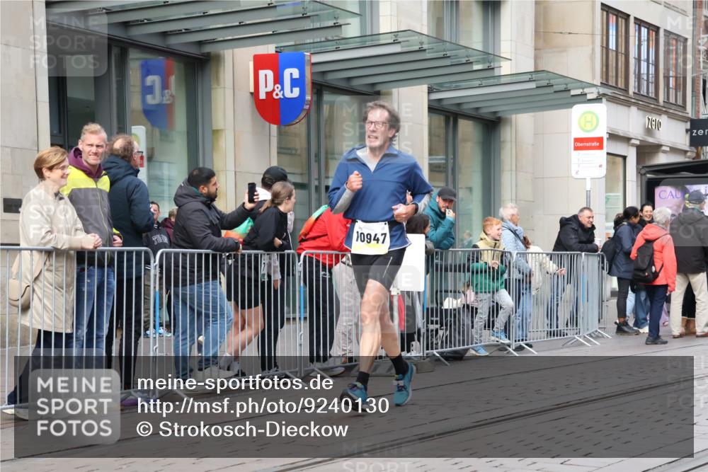 05.10.2025 - 20. swb-Marathon Bremen Strokosch-Dieckow http://msf.ph/oto/9240130 05.10.2025 10:47:19 Ziel 9244, 9339, 9377, 9924, 10062, 10073, 10319, 10382, 10601, 10676, 10850, 10875, 10929, 10947, 10951, 11244, 11330, 11409, 11708, 11742, 9244, 9339, 9377, 9924, 10062, 10073, 10319, 10382, 10601, 10676, 10850, 10875, 10929, 10947, 10951, 11244, 11330, 11409, 11708, 11742 meine-sportfotos.de