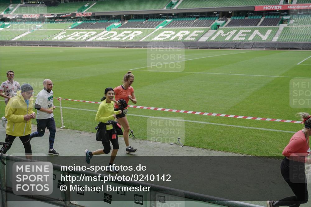 05.10.2025 - 20. swb-Marathon Bremen Michael Burmester http://msf.ph/oto/9240142 05.10.2025 10:34:30 Laufen im Stadion 7101, 7147, 7215, 9266, 9292, 9309, 9314, 9372, 9430, 9472, 9489, 9521, 9529, 9547, 9585, 9591, 9669, 9672, 9714, 9719, 9720, 9766, 9783, 9797, 9820, 9844, 9847, 9872, 9881, 9882, 9902, 9925, 9932, 9943, 9947, 9952, 9981, 10003, 10005, 10009, 10015, 10024, 10028, 10069, 10080, 10088, 10107, 10111, 10116, 10178, 10191, 10195, 10196, 10200, 10231, 10260, 10261, 10285, 10302, 10329, 10341, 10397, 10398, 10408, 10424, 10466, 10527, 10590, 10641, 10645, 10648, 10653, 9529 meine-sportfotos.de