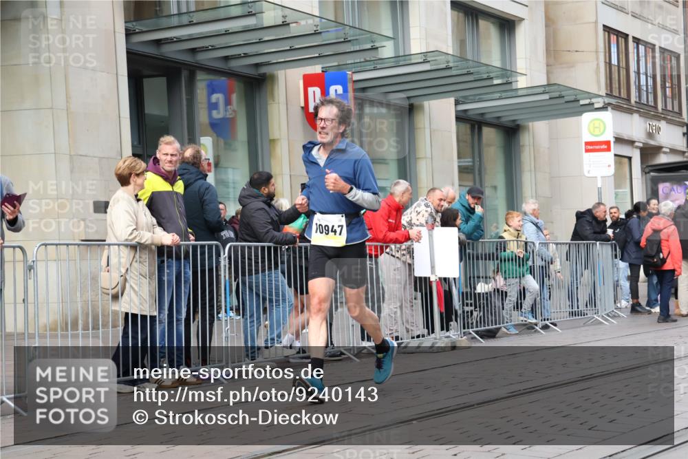 05.10.2025 - 20. swb-Marathon Bremen Strokosch-Dieckow http://msf.ph/oto/9240143 05.10.2025 10:47:19 Ziel 9244, 9339, 9377, 9924, 10062, 10073, 10319, 10382, 10601, 10676, 10850, 10875, 10929, 10947, 10951, 11244, 11330, 11409, 11708, 11742, 9244, 9339, 9377, 9924, 10062, 10073, 10319, 10382, 10601, 10676, 10850, 10875, 10929, 10947, 10951, 11244, 11330, 11409, 11708, 11742 meine-sportfotos.de