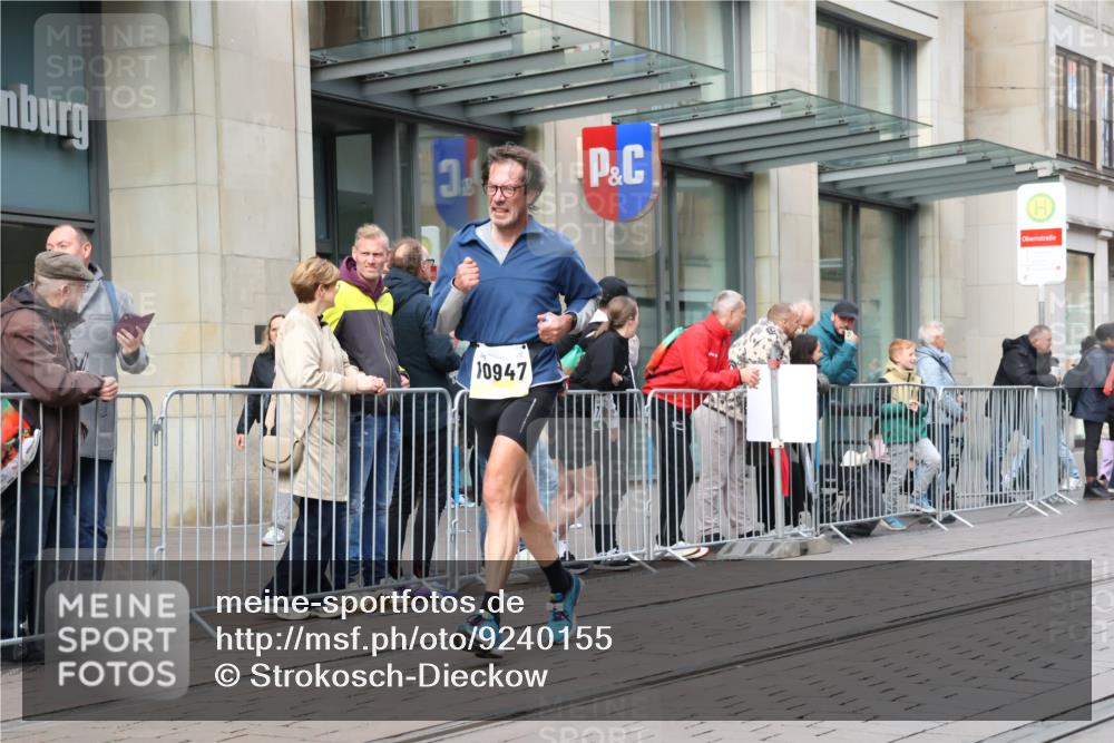 05.10.2025 - 20. swb-Marathon Bremen Strokosch-Dieckow http://msf.ph/oto/9240155 05.10.2025 10:47:19 Ziel 9244, 9339, 9377, 9924, 10062, 10073, 10319, 10382, 10601, 10676, 10850, 10875, 10929, 10947, 10951, 11244, 11330, 11409, 11708, 11742, 9244, 9339, 9377, 9924, 10062, 10073, 10319, 10382, 10601, 10676, 10850, 10875, 10929, 10947, 10951, 11244, 11330, 11409, 11708, 11742 meine-sportfotos.de