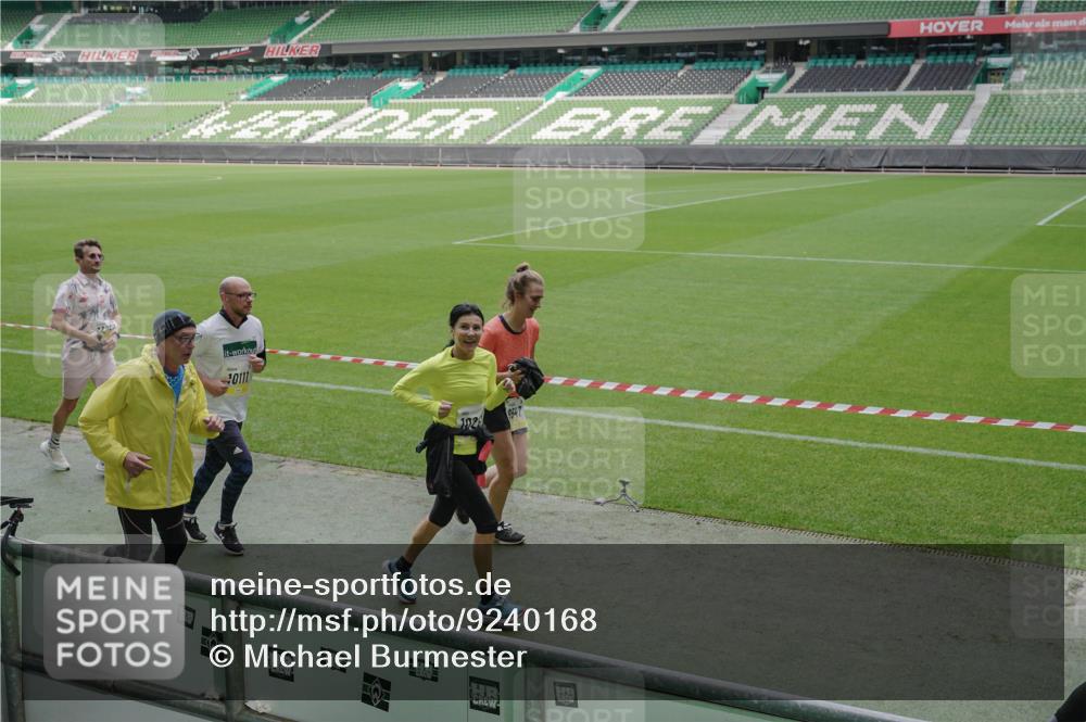 05.10.2025 - 20. swb-Marathon Bremen Michael Burmester http://msf.ph/oto/9240168 05.10.2025 10:34:30 Laufen im Stadion 7101, 7147, 7215, 9266, 9292, 9309, 9314, 9372, 9430, 9472, 9489, 9521, 9529, 9547, 9585, 9591, 9669, 9672, 9714, 9719, 9720, 9766, 9783, 9797, 9820, 9844, 9847, 9872, 9881, 9882, 9902, 9925, 9932, 9943, 9947, 9952, 9981, 10003, 10005, 10009, 10015, 10024, 10028, 10069, 10080, 10088, 10107, 10111, 10116, 10178, 10191, 10195, 10196, 10200, 10231, 10260, 10261, 10285, 10302, 10329, 10341, 10397, 10398, 10408, 10424, 10466, 10527, 10590, 10641, 10645, 10648, 10653, 9529 meine-sportfotos.de