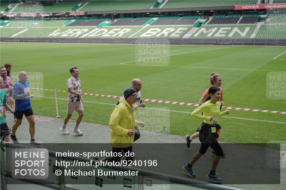 05.10.2025 - 20. swb-Marathon Bremen Michael Burmester http://msf.ph/oto/9240196 05.10.2025 10:34:31 Laufen im Stadion 7101, 7147, 7215, 9266, 9292, 9309, 9314, 9372, 9430, 9472, 9489, 9521, 9540, 9547, 9585, 9591, 9669, 9672, 9714, 9719, 9720, 9766, 9783, 9797, 9820, 9844, 9847, 9872, 9881, 9882, 9902, 9925, 9932, 9943, 9947, 9952, 9981, 10003, 10005, 10009, 10015, 10024, 10028, 10069, 10080, 10088, 10107, 10111, 10116, 10178, 10191, 10195, 10196, 10200, 10231, 10260, 10261, 10285, 10302, 10329, 10341, 10397, 10398, 10408, 10424, 10466, 10527, 10590, 10641, 10645, 10648, 10653, 9529 meine-sportfotos.de