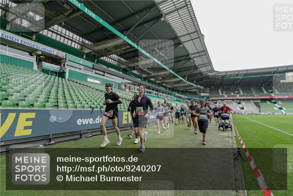05.10.2025 - 20. swb-Marathon Bremen Michael Burmester http://msf.ph/oto/9240207 05.10.2025 13:05:04 Laufen im Stadion 190, 199, 406, 421, 490, 607, 678, 712, 858, 924, 1012, 1061, 1132, 1228, 1404, 1455, 1480, 1545, 1746, 1765, 1834, 1840, 1867, 1990, 2009, 2058, 2086, 2190, 2399, 2536, 2584, 2604, 2664, 2802, 2901, 2935, 2989, 3008, 3025, 3049, 3216, 3346, 3378, 3380, 3413, 3433, 3445, 3483, 3561, 3658, 3799, 3901, 4001, 4055, 4187, 4207, 4241, 4243, 4244, 4326, 4376, 4501, 4627, 4634, 4665, 4671, 4757, 4838, 4855, 4858, 4892, 5082, 5247, 5286, 5295, 5446, 5464, 5614, 5904, 6283 meine-sportfotos.de