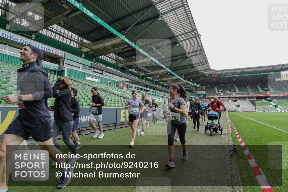 05.10.2025 - 20. swb-Marathon Bremen Michael Burmester http://msf.ph/oto/9240216 05.10.2025 13:05:05 Laufen im Stadion 190, 199, 406, 421, 490, 607, 678, 712, 858, 924, 1012, 1061, 1132, 1228, 1404, 1455, 1480, 1545, 1746, 1765, 1834, 1840, 1867, 1990, 2009, 2058, 2086, 2190, 2399, 2536, 2584, 2604, 2664, 2785, 2802, 2901, 2935, 2989, 3008, 3025, 3049, 3216, 3378, 3380, 3413, 3433, 3445, 3483, 3561, 3658, 3799, 3901, 4001, 4055, 4187, 4207, 4241, 4244, 4326, 4332, 4376, 4501, 4627, 4634, 4665, 4671, 4838, 4855, 4858, 4892, 5082, 5247, 5286, 5295, 5382, 5446, 5464, 5614, 5904, 6283 meine-sportfotos.de