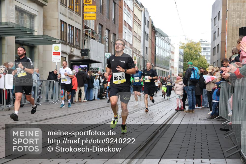 05.10.2025 - 20. swb-Marathon Bremen Strokosch-Dieckow http://msf.ph/oto/9240222 05.10.2025 10:47:22 Ziel 9339, 9377, 9924, 9929, 10062, 10073, 10089, 10382, 10601, 10676, 10850, 10875, 10929, 10947, 11244, 11330, 11409, 11628, 11708, 9339, 9377, 9924, 9929, 10062, 10073, 10089, 10382, 10601, 10676, 10850, 10875, 10929, 10947, 11244, 11330, 11409, 11628, 11708 meine-sportfotos.de