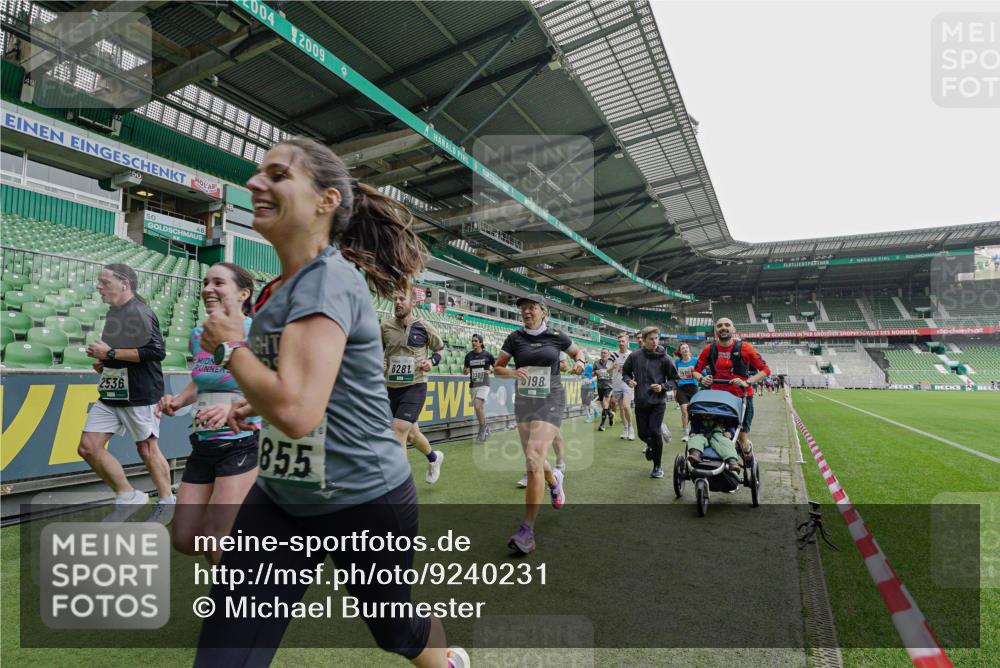05.10.2025 - 20. swb-Marathon Bremen Michael Burmester http://msf.ph/oto/9240231 05.10.2025 13:05:06 Laufen im Stadion 190, 199, 406, 421, 490, 607, 678, 712, 858, 924, 1012, 1061, 1132, 1228, 1404, 1455, 1480, 1545, 1746, 1765, 1834, 1840, 1867, 1990, 2009, 2058, 2086, 2190, 2399, 2536, 2584, 2604, 2664, 2785, 2802, 2901, 2935, 2989, 3008, 3025, 3049, 3216, 3378, 3380, 3413, 3433, 3445, 3483, 3561, 3658, 3799, 3837, 3901, 4001, 4055, 4187, 4207, 4241, 4244, 4326, 4332, 4376, 4501, 4627, 4634, 4665, 4671, 4838, 4855, 4858, 4892, 4904, 5082, 5247, 5286, 5295, 5382, 5464, 5614, 5904, 6283 meine-sportfotos.de