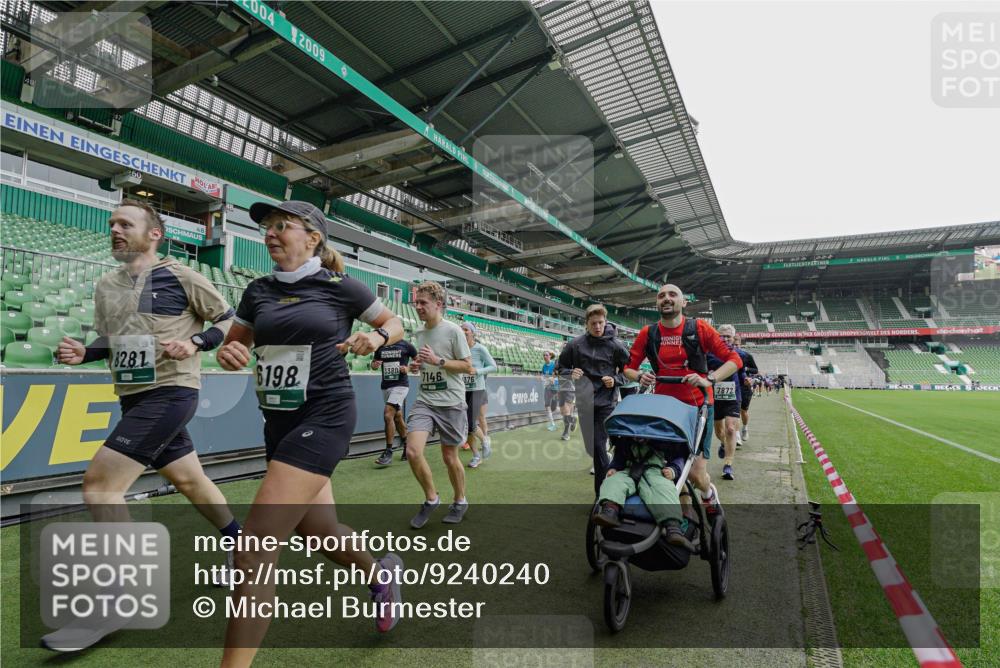 05.10.2025 - 20. swb-Marathon Bremen Michael Burmester http://msf.ph/oto/9240240 05.10.2025 13:05:06 Laufen im Stadion 190, 199, 406, 421, 490, 607, 678, 712, 858, 924, 1012, 1061, 1132, 1228, 1404, 1455, 1480, 1545, 1746, 1765, 1834, 1840, 1867, 1990, 2009, 2058, 2086, 2190, 2399, 2536, 2584, 2604, 2664, 2785, 2802, 2901, 2935, 2989, 3008, 3025, 3049, 3216, 3378, 3380, 3413, 3433, 3445, 3483, 3561, 3658, 3799, 3837, 3901, 4001, 4055, 4187, 4207, 4241, 4244, 4326, 4332, 4376, 4501, 4627, 4634, 4665, 4671, 4838, 4855, 4858, 4892, 4904, 5082, 5247, 5286, 5295, 5382, 5464, 5614, 5904, 6283 meine-sportfotos.de