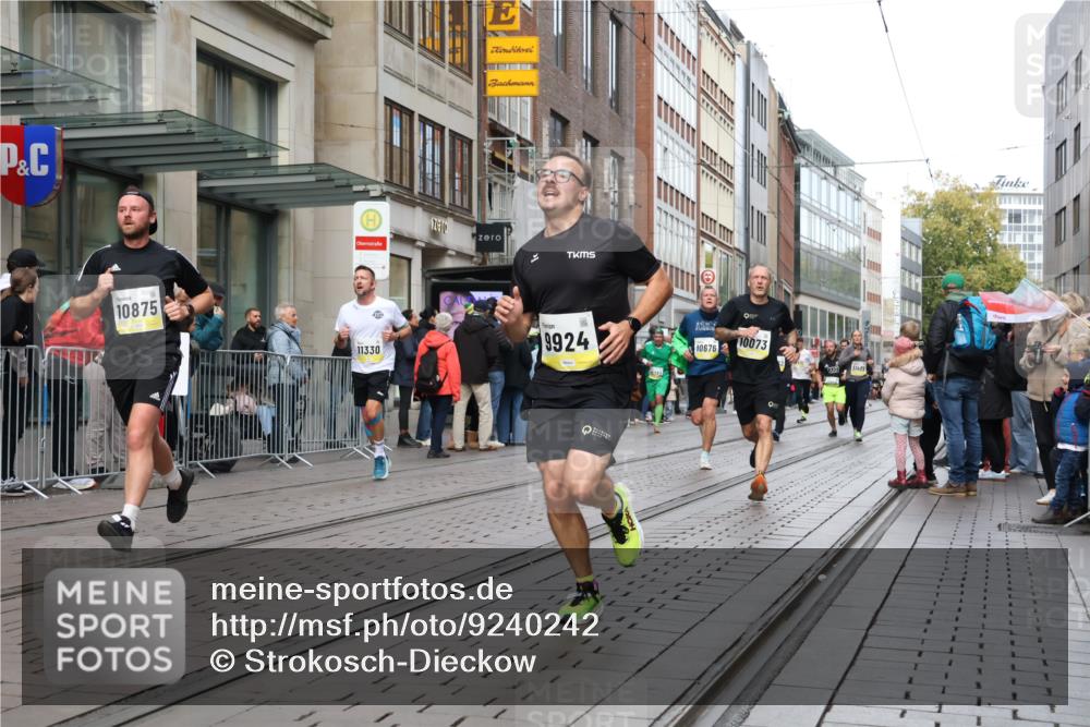 05.10.2025 - 20. swb-Marathon Bremen Strokosch-Dieckow http://msf.ph/oto/9240242 05.10.2025 10:47:22 Ziel 9339, 9377, 9924, 9929, 10062, 10073, 10089, 10382, 10601, 10676, 10850, 10875, 10929, 10947, 11244, 11330, 11409, 11628, 11708, 9339, 9377, 9924, 9929, 10062, 10073, 10089, 10382, 10601, 10676, 10850, 10875, 10929, 10947, 11244, 11330, 11409, 11628, 11708 meine-sportfotos.de