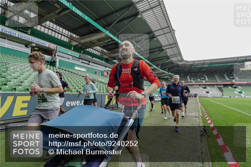 05.10.2025 - 20. swb-Marathon Bremen Michael Burmester http://msf.ph/oto/9240252 05.10.2025 13:05:07 Laufen im Stadion 190, 199, 406, 421, 490, 678, 712, 858, 924, 1061, 1132, 1228, 1404, 1455, 1480, 1545, 1746, 1765, 1834, 1840, 1867, 1990, 2009, 2058, 2086, 2190, 2399, 2536, 2584, 2604, 2664, 2785, 2802, 2901, 2935, 2989, 3008, 3025, 3049, 3216, 3378, 3380, 3413, 3433, 3445, 3483, 3561, 3658, 3799, 3837, 3901, 4001, 4055, 4187, 4207, 4241, 4244, 4326, 4332, 4376, 4501, 4627, 4634, 4665, 4671, 4838, 4855, 4858, 4892, 4904, 5082, 5247, 5286, 5295, 5382, 5614, 5904, 6283 meine-sportfotos.de