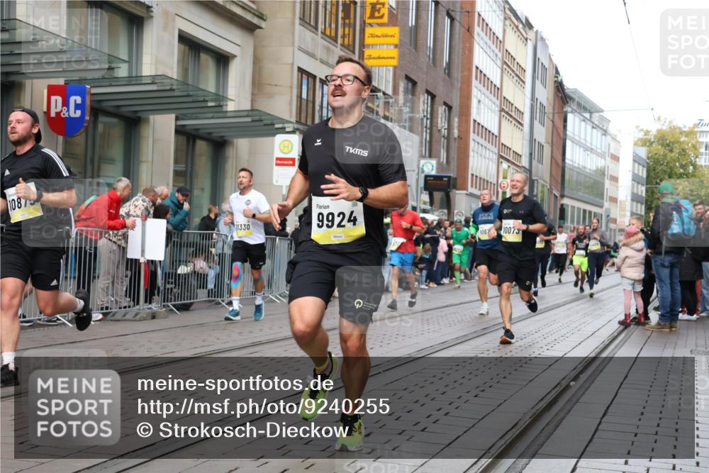 05.10.2025 - 20. swb-Marathon Bremen Strokosch-Dieckow http://msf.ph/oto/9240255 05.10.2025 10:47:23 Ziel 9339, 9377, 9924, 9929, 10062, 10073, 10089, 10382, 10601, 10676, 10850, 10875, 10929, 10947, 11244, 11330, 11409, 11628, 11708, 9339, 9377, 9924, 9929, 10062, 10073, 10089, 10382, 10601, 10676, 10850, 10875, 10929, 10947, 11244, 11330, 11409, 11628, 11708 meine-sportfotos.de