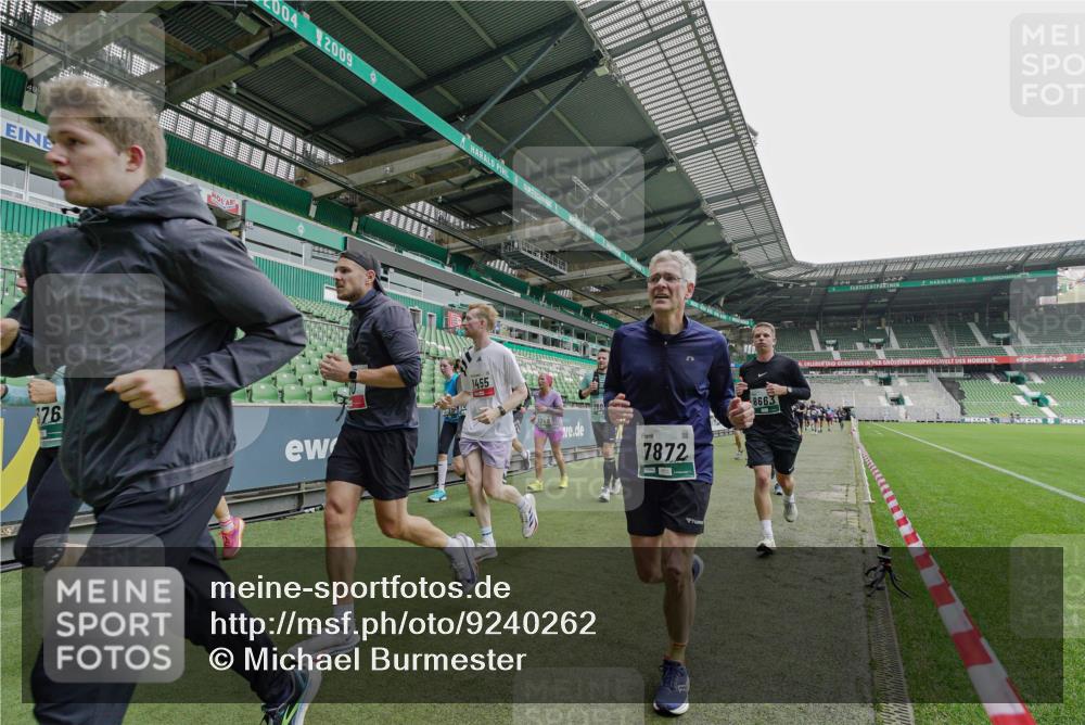05.10.2025 - 20. swb-Marathon Bremen Michael Burmester http://msf.ph/oto/9240262 05.10.2025 13:05:08 Laufen im Stadion 190, 199, 406, 421, 490, 678, 712, 858, 924, 1061, 1132, 1228, 1404, 1455, 1480, 1545, 1746, 1765, 1834, 1840, 1867, 1990, 2009, 2058, 2086, 2190, 2399, 2536, 2584, 2604, 2664, 2785, 2802, 2901, 2935, 2989, 3008, 3025, 3049, 3216, 3378, 3380, 3413, 3433, 3445, 3483, 3561, 3658, 3799, 3837, 3901, 4001, 4055, 4187, 4207, 4241, 4244, 4326, 4332, 4376, 4501, 4627, 4634, 4665, 4671, 4838, 4855, 4858, 4892, 4904, 5082, 5247, 5286, 5295, 5382, 5614, 5904, 6283 meine-sportfotos.de