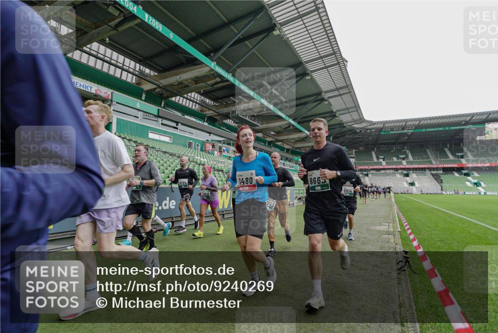 05.10.2025 - 20. swb-Marathon Bremen Michael Burmester http://msf.ph/oto/9240269 05.10.2025 13:05:08 Laufen im Stadion 190, 199, 406, 421, 490, 678, 712, 858, 924, 1061, 1132, 1228, 1404, 1455, 1480, 1545, 1746, 1765, 1834, 1840, 1867, 1990, 2009, 2058, 2086, 2190, 2399, 2536, 2584, 2604, 2664, 2785, 2802, 2901, 2935, 2989, 3008, 3025, 3049, 3216, 3378, 3380, 3413, 3433, 3445, 3483, 3561, 3658, 3799, 3837, 3901, 4001, 4055, 4187, 4207, 4241, 4244, 4326, 4332, 4376, 4501, 4627, 4634, 4665, 4671, 4838, 4855, 4858, 4892, 4904, 5082, 5247, 5286, 5295, 5382, 5614, 5904, 6283 meine-sportfotos.de