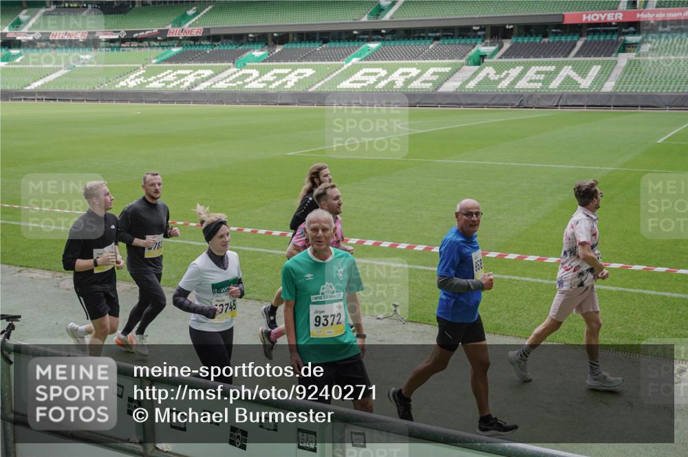 05.10.2025 - 20. swb-Marathon Bremen Michael Burmester http://msf.ph/oto/9240271 05.10.2025 10:34:32 Laufen im Stadion 7101, 7147, 7215, 9219, 9266, 9292, 9309, 9314, 9372, 9430, 9472, 9489, 9521, 9540, 9547, 9585, 9591, 9669, 9672, 9714, 9719, 9720, 9766, 9783, 9797, 9820, 9844, 9847, 9872, 9881, 9882, 9902, 9925, 9932, 9943, 9947, 9952, 9981, 10003, 10005, 10009, 10015, 10024, 10028, 10069, 10080, 10088, 10107, 10111, 10116, 10178, 10191, 10195, 10196, 10200, 10231, 10260, 10261, 10285, 10329, 10341, 10397, 10398, 10408, 10424, 10466, 10527, 10590, 10641, 10645, 10648, 10653, 9529 meine-sportfotos.de