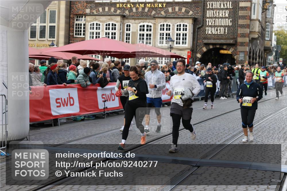 05.10.2025 - 20. swb-Marathon Bremen Yannick Fuchs http://msf.ph/oto/9240277 05.10.2025 11:08:15 Ziel 9557, 9599, 9617, 9874, 10125, 11309, 11490 meine-sportfotos.de